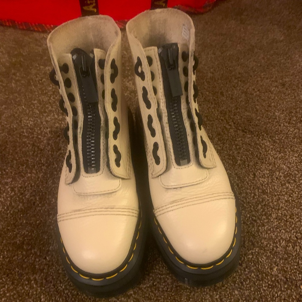 Women’s size 37 EU Dr Martens Airwair boots
